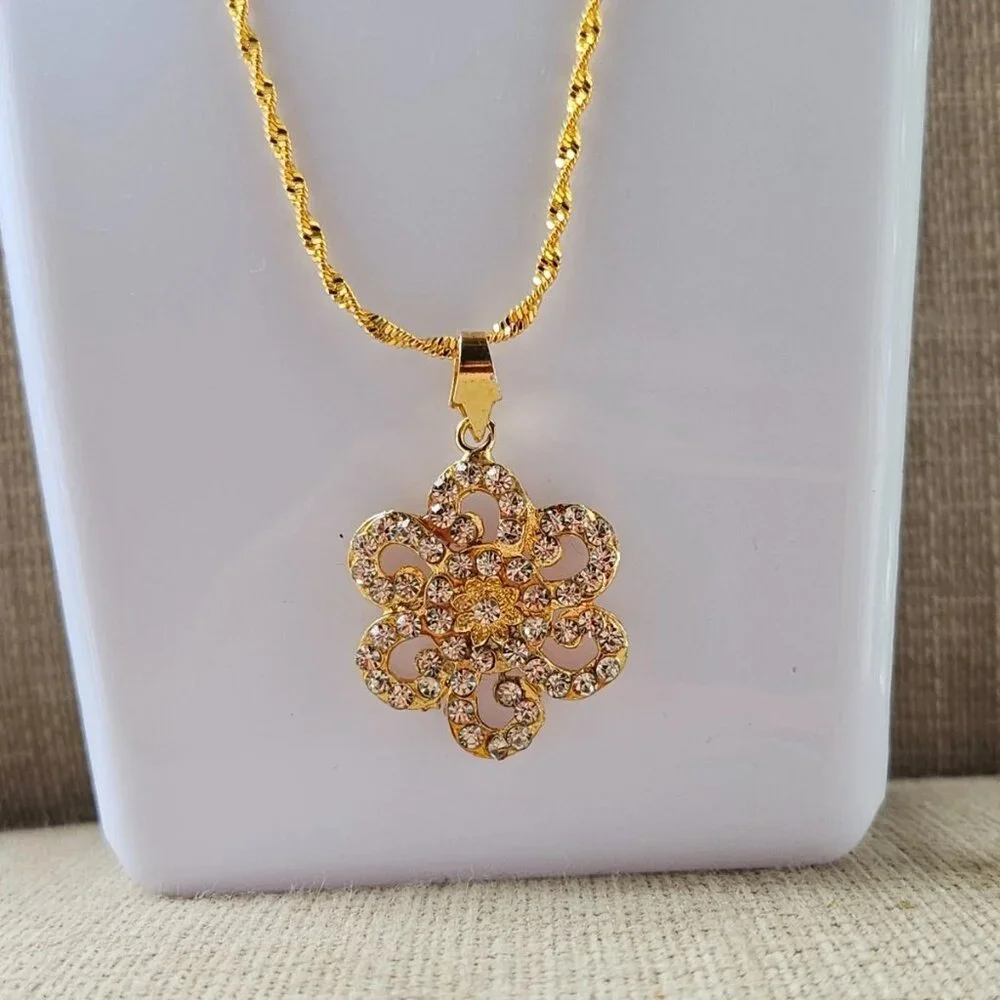 Women Necklace Fashion Gole Tone Crystals Accent Pendant Fashion Jewelry, New